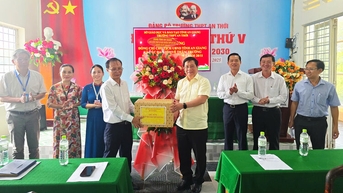 Chủ tịch UBND tỉnh An Giang Hồ Văn Mừng thăm, chúc mừng Ngày Nhà giáo Việt Nam tại Phú Quốc