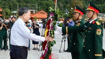 Tổng Bí thư dâng hương trước Tượng đài Chủ tịch Hồ Chí Minh tại Phú Quốc