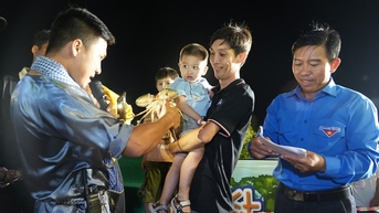 Sôi động các cuộc thi “Trói cua nhanh nhất” và “Càng cua to nhất xứ cua” tại Ngày hội Cua Cà Mau 2025”