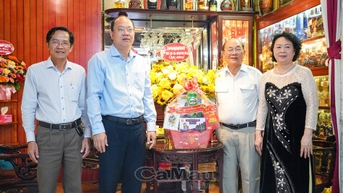 ថ្នាក់ដឹកនាំគណៈកម្មាធិការបក្សខេត្ត ចុះសួរសុខទុក្ខ និងអបអរសាទរ ដល់លោកគ្រូ អ្នកគ្រូ ប្រជាពលរដ្ឋ កាលពីថ្ងៃទី២០ ខែវិច្ឆិកា