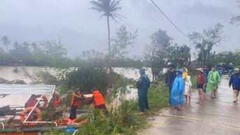 Bộ đội vượt lũ tiếp tế nhu yếu phẩm cho nhân dân xã Tuy An Bắc