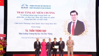 Chủ tịch Thượng viện Cộng hòa Séc trao kỷ niệm chương cho hai nhà giáo TDTU