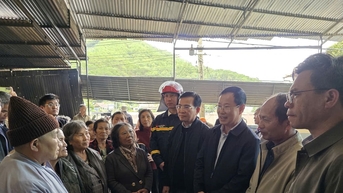 Chủ tịch UBND tỉnh Lâm Đồng Hồ Văn Mười thăm, động viên người dân sơ tán tránh lũ tại xã D’ran