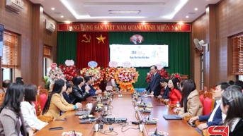 Đồng chí Phó Chủ tịch Thường trực UBND tỉnh chúc mừng Sở Giáo dục và Đào tạo nhân Ngày Nhà giáo Việt Nam