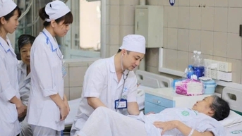 គ្រូបង្រៀន​ក្នុង​អាវ​ស​៖ មនុស្ស​ដែល​បញ្ចេញ​អណ្តាតភ្លើង​នៃ​ចំណេះដឹង និង​ក្រមសីលធម៌​វេជ្ជសាស្ត្រ​