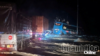 ជួយសង្គ្រោះទាន់ពេល មនុស្ស៣៣នាក់ នៅលើរថយន្តក្រុងដឹកអ្នកដំណើរ បានលិចបាត់ដោយទឹកជំនន់