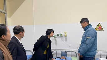 ប្រធានគណៈកម្មាធិការរណសិរ្សមាតុភូមិវៀតណាមខេត្ត Lam Dong លោកស្រី Pham Thi Phuc បានទៅសួរសុខទុក្ខ និងលើកទឹកចិត្តកុមារដែលរងរបួសដោយបាក់ដី។