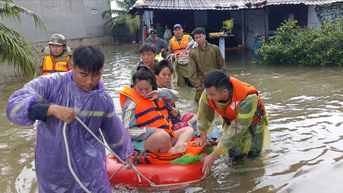 Khanh Hoa៖ ចល័ត​កម្លាំង​ទៅ​ជួយ​សង្គ្រោះ​ប្រជាពលរដ្ឋ​ទាំង​យប់