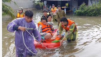 Dốc toàn lực ứng cứu người dân vùng ngập lụt Khánh Hòa