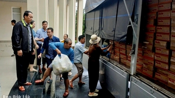 Tiếp nhận chuyến hàng đầu tiên ủng hộ đồng bào vùng lũ Đắk Lắk