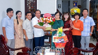 អនុប្រធានគណៈកម្មាធិការប្រជាជនខេត្ត លោក Nguyen Minh Luan បានអញ្ជើញទៅសួរសុខទុក្ខ និងអបអរសាទរចំពោះលោកគ្រូ អ្នកគ្រូ Doan Thi Bay