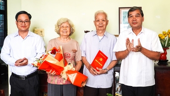 អនុលេខាគណៈកម្មាធិការបក្សខេត្ត គីម ង៉ុកថៃ បានទៅសួរសុខទុក្ខ និងអបអរសាទរអតីតថ្នាក់ដឹកនាំនៃវិស័យអប់រំ