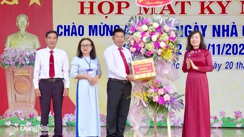 អនុលេខាគណៈកម្មាធិការបក្សខេត្ត Huynh Thi Hang បានចូលរួមកិច្ចប្រជុំនាថ្ងៃទី២០ ខែវិច្ឆិកា នៅវិទ្យាល័យ Loc Ninh។