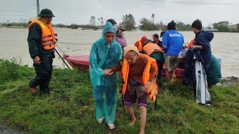 Các lực lượng công an, quân đội nỗ lực cứu, sơ tán khẩn cấp người dân bị cô lập do nước lũ