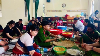 Gói trên 1.500 bánh chưng, bánh tét gửi tặng bà con vùng ngập lụt phía Đông tỉnh Đắk Lắk