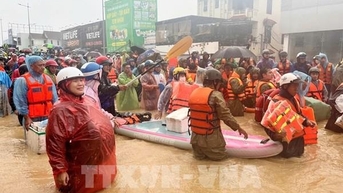 Dốc toàn lực ứng cứu, đưa người dân vùng ngập lụt Khánh Hòa đến nơi an toàn