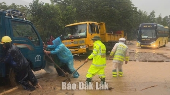 Lực lượng Cảnh sát giao thông căng mình bảo đảm giao thông mùa mưa lũ