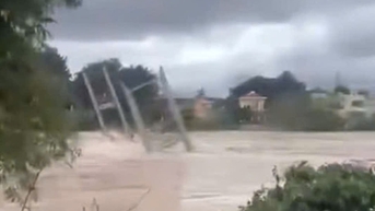 Nước lũ dâng cao cuốn trôi cầu treo Phú Thiện ở Lâm Đồng