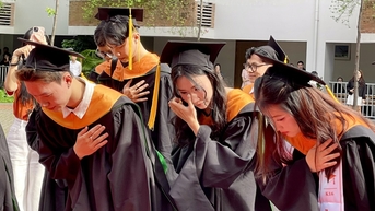 Hàng ngàn tân cử nhân cúi đầu tri ân thầy cô, cha mẹ