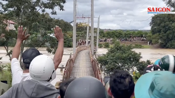 Lâm Đồng: Khoảnh khắc nước lũ cuốn trôi cầu treo dân sinh