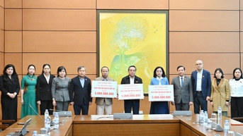 Lễ trao tặng kinh phí hỗ trợ 3 địa phương bị ảnh hưởng bởi mưa lũ