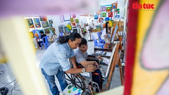 គ្រូ​ដែល​ជំរុញ​ទឹកចិត្ត​គូរ​គំនូរ​ក្នុង​យុវជន​ពិការ