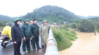 Phó Bí thư Tỉnh ủy Đỗ Hữu Huy kiểm tra, chỉ đạo công tác ứng phó với mưa lũ