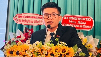 Sinh viên Lào làm thơ tặng giáo viên Việt nhân ngày 20/11