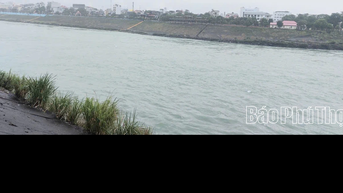 វេលាម៉ោង 2:00 រសៀល ថ្ងៃនេះ ទី 20 ខែវិច្ឆិកា រោងចក្រវារីអគ្គិសនី Hoa Binh បានបើកទ្វារទឹកហូរបាតចំនួន 1 ។