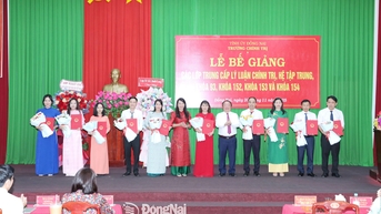 សាលានយោបាយខេត្ត Dong Nai បិទថ្នាក់រៀនទ្រឹស្តីនយោបាយកម្រិតមធ្យម