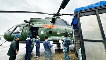 Dùng trực thăng vận chuyển nhu yếu phẩm hỗ trợ người dân vùng ngập lũ ở các tỉnh Nam Trung Bộ