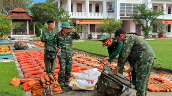 Hơn 100 cán bộ, chiến sĩ Sư đoàn 10 khẩn trương cơ động giúp người dân khắc phục hậu quả lũ lụt
