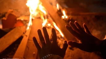 Người Hà Nội đốt lửa để mưu sinh trong đêm lạnh nhất từ đầu mùa đông 2025