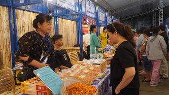 Đông đúc người dân đổ về Ngày hội cua Cà Mau tại TPHCM