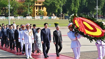 Chủ tịch Quốc hội Hàn Quốc Woo Won Shik viếng Lăng Chủ tịch Hồ Chí Minh
