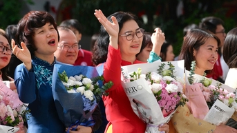 Ban giám hiệu hát 'Người gieo mầm xanh' cùng sinh viên trong Ngày Nhà giáo Việt Nam