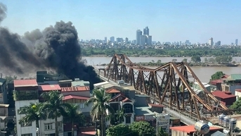 Nhà hàng gần chân cầu Long Biên bốc cháy giữa trưa