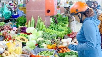 Cả tiểu thương, người tiêu dùng đều 'sốc' vì giá rau