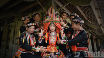 80 cặp đôi ghi dấu ấn tình yêu tại lễ cưới tập thể bên Hồ Gươm