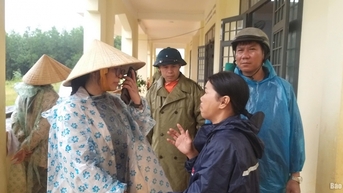 Phó Bí thư Tỉnh ủy Huỳnh Thị Chiến Hòa thăm hỏi, động viên nhân dân vùng mưa lũ xã Yang Mao