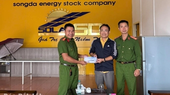 Công an phường Tân An vận động 200 triệu đồng cùng nhiều nhu yếu phẩm hỗ trợ bà con vùng lũ lụt