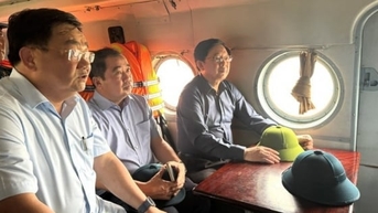 Phó Thủ tướng Hồ Quốc Dũng bay trực thăng kiểm tra ngập lụt tại Khánh Hòa