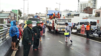 បញ្ជាការដ្ឋានការពារព្រំដែន Khanh Hoa បានដឹកនាំការជួយសង្គ្រោះនៅតំបន់ទឹកជំនន់