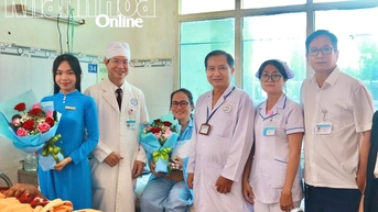 មន្ទីរពេទ្យទូទៅ Ninh Thuan បានចុះសួរសុខទុក្ខ និងផ្តល់អំណោយដល់អ្នកជំងឺដែលជាគ្រូបង្រៀន