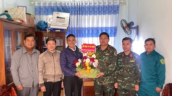 Bộ Chỉ huy Quân sự thành phố Đà Nẵng thăm, tặng quà Trường phổ thông dân tộc nội trú Tiểu học và THCS Ch’ơm