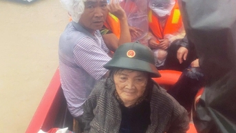 Bộ đội 'đi từng nhà, rà từng hộ' ứng cứu, tiếp tế thực phẩm cho người dân