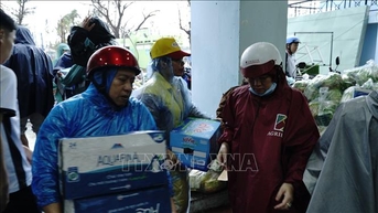 Những câu chuyện ấm lòng trong mưa lũ