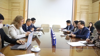 Thứ trưởng Bộ Y tế Lê Đức Luận tiếp đoàn Ngân hàng Phát triển Châu Á