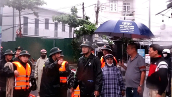 Lực lượng Bộ đội Biên phòng Khánh Hòa xuyên đêm giúp dân chạy lũ