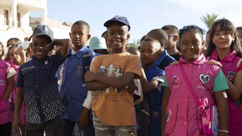 Phu nhân Thủ tướng Phạm Minh Chính thăm và tặng quà cho các em nhỏ tại Algeria